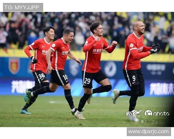 杭州足球队与成都足球队赛后复盘探讨团队协作的成功与不足之处