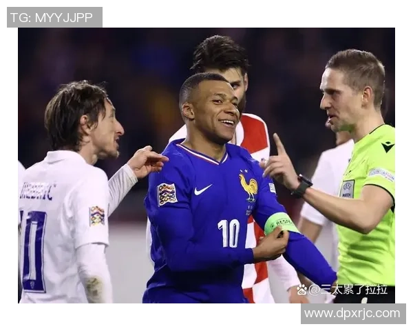 足球明星因不满小孩拍照行为愤怒摔手机引发热议与争议