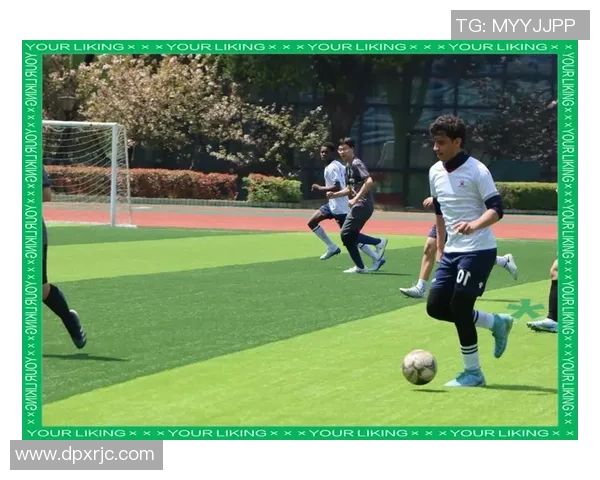 我们班的足球明星展现青春风采与团队精神的精彩瞬间 我们班的足球明星展现青春风采与团队精神的精彩瞬间