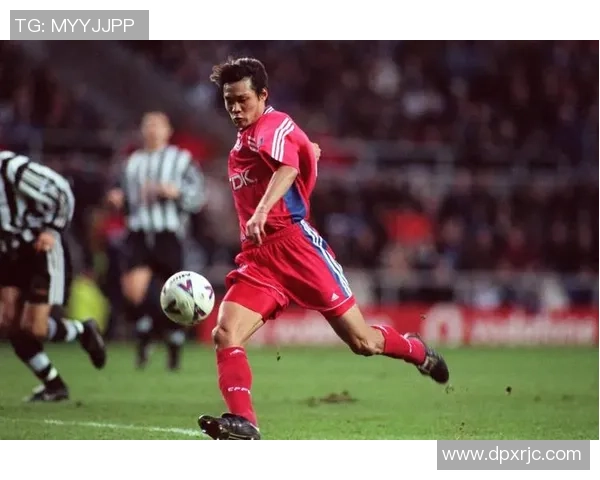 足球明星私密瞬间曝光引发热议球迷反应各异 足球明星私密瞬间曝光引发热议球迷反应各异